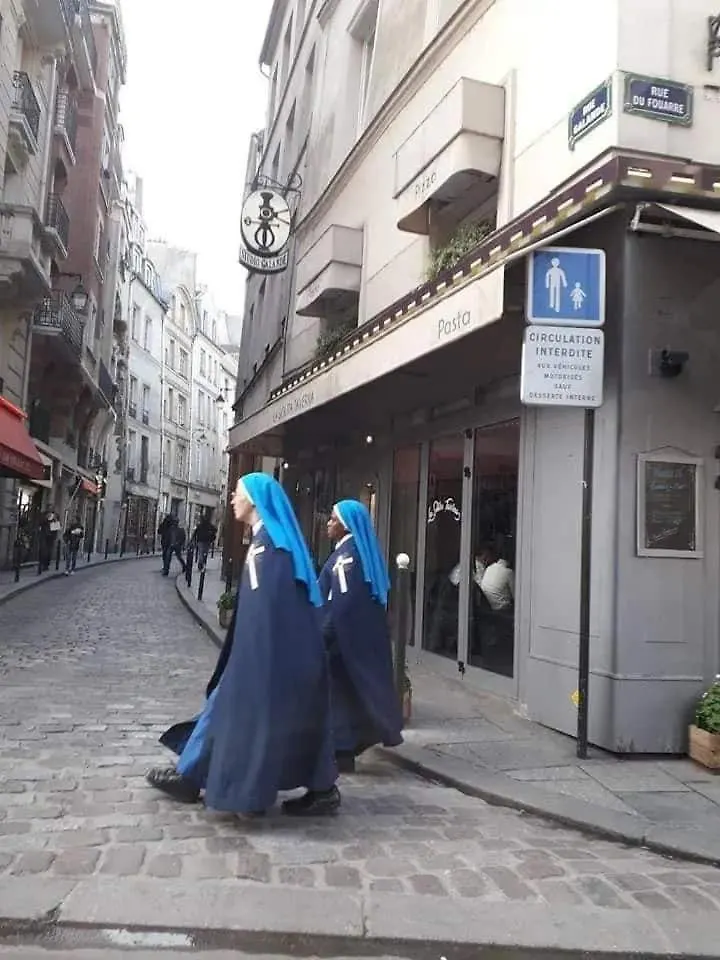 Apartment Au Coeur De Paris Notre Dame Nid Type Cabine Tout Equipe Central Calme Clair Ascenseur Clim France