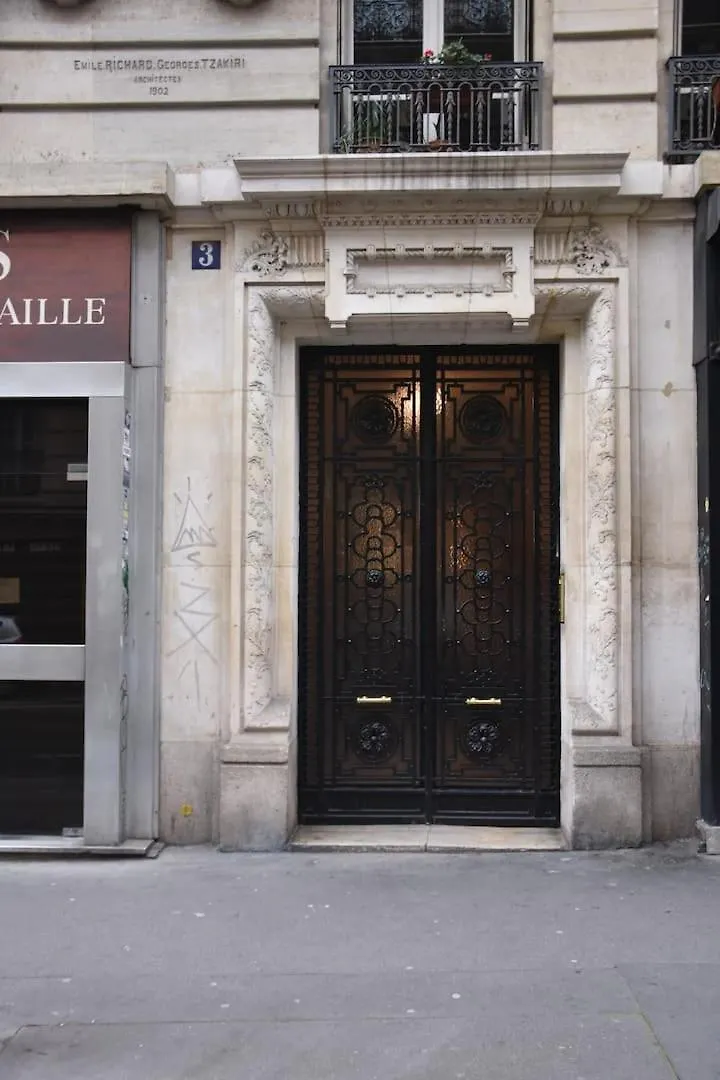 Au Coeur De Paris Notre Dame Nid Type Cabine Tout Equipe Central Calme Clair Ascenseur Clim 0*,  France