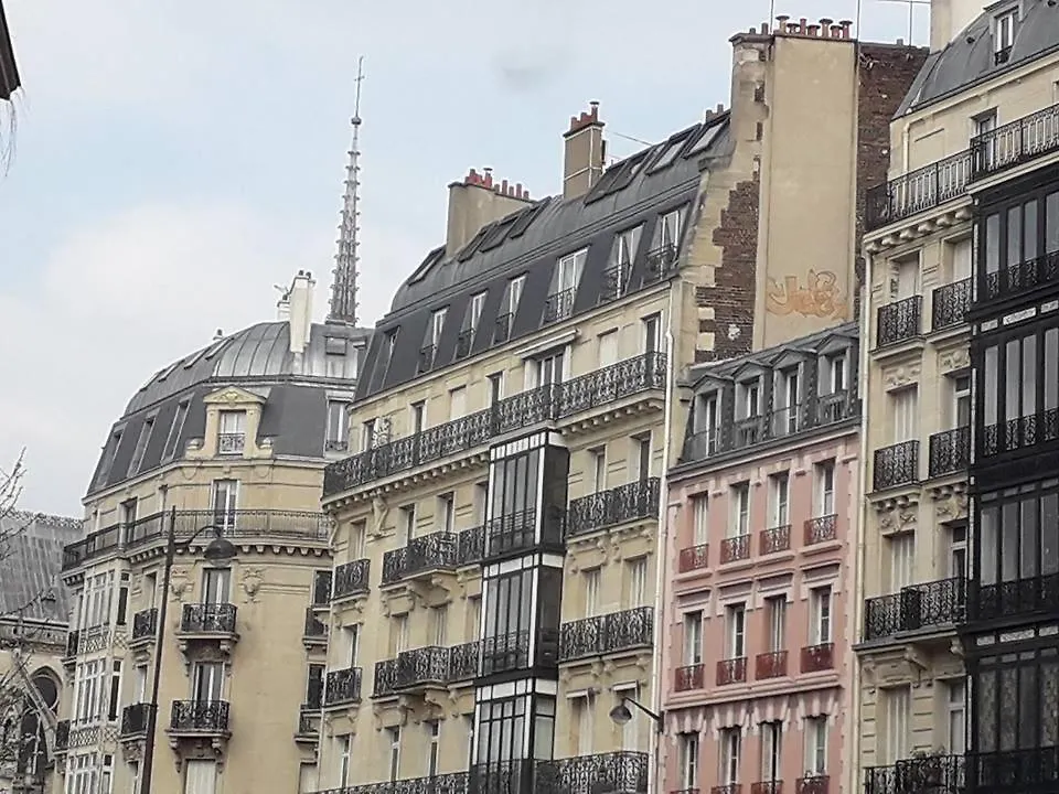 Au Coeur De Paris Notre Dame Nid Type Cabine Tout Equipe Central Calme Clair Ascenseur Clim